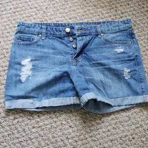 Gap distressed boyfriend short, size 6